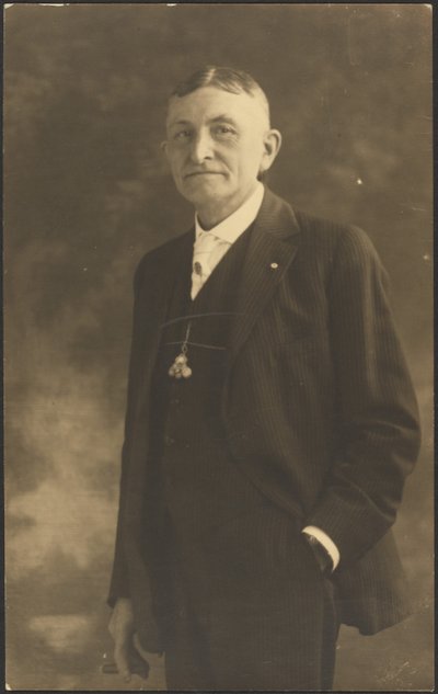 [Portrét muže s ozdobnou rukojetí hodinek] od Louis Fleckenstein