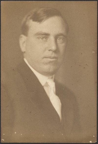 [Portrét muže s bílou kravatou] od Louis Fleckenstein