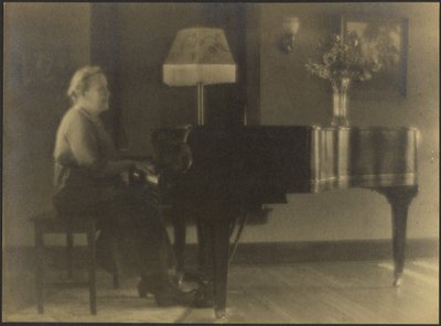 [Portrét ženy sedící u klavíru] od Louis Fleckenstein