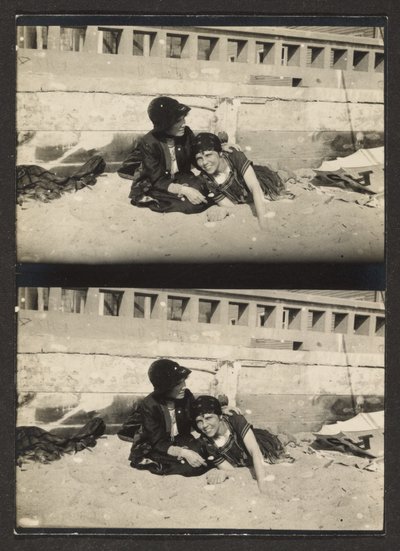 [Dvě ženy na pláži, přefotografované] od Louis Fleckenstein