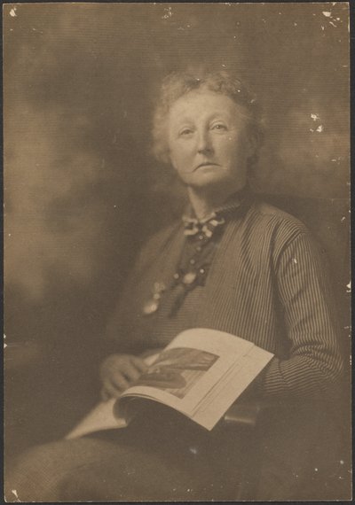 [Woman Holding Magazine] od Louis Fleckenstein