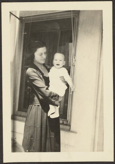 [Žena držící usmívající se dítě] od Louis Fleckenstein