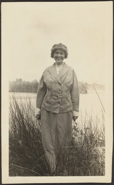 [Žena stojící v rákosí] od Louis Fleckenstein