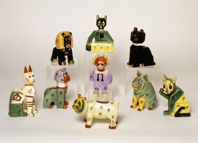 Skupina porcelánových váz ve tvaru stylizovaných zvířat, 20. století (porcelán, smalt) od Louis Wain