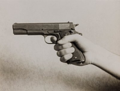 Ruka držící automatickou pistoli od Luigi Leoni
