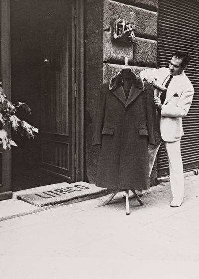 Angelo Litrico, stylista Nikity Chruščova a Johna F. Kennedyho, Juana Peróna, Tita a Dwighta D. Eisenhowera, před svým obchodem v Římě. od Luigi Leoni