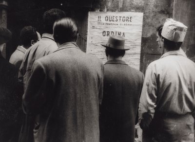 Skupina lidí, kteří čtou plakát na příkaz kurátora k zahájení římského karnevalu. od Luigi Leoni