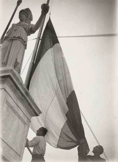 Italská vlajka vyvěšená u sochy od Luigi Leoni