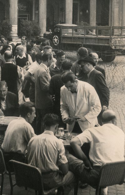 Čekání na stoly, v pozadí nákladní auto americké armády od Luigi Leoni