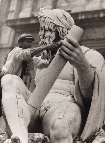 Dělník na soše Gangy ve fontáně Čtyř řek na Piazza Navona v Římě od Luigi Leoni