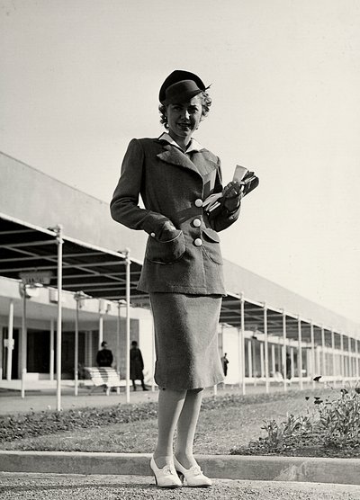 Model v obleku vytvořeném couture house "Graldi". Pevný klobouk doplňuje soubor. (černobílá fotografie) od Luis Bogino