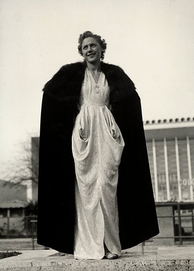 Modelka ve večerních šatech, výtvor módního domu "Graldi". Článek doplňuje pelerína lemovaná kožešinou. (černobílá fotografie) od Luis Bogino