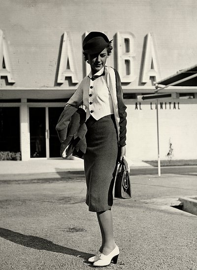 Model oblečení soubor vytvořený couture house "Graldi". Outfit se skládá z obleku s dvoubarevnou halenkou. Pevný klobouk doplňuje soubor. (černobílá fotografie) od Luis Bogino
