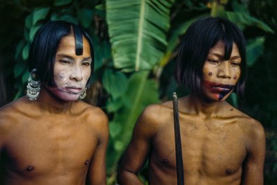 Muži z kmene Emberíů, domorodého lidu na okraji džungle, Panama od Luis Marden