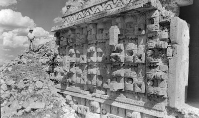 Reliéfní řezba na mayské monumentální zřícenině, poloostrov Yucatán. 1936 od Luis Marden