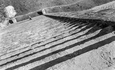 Schody stoupající k mayské monumentální zřícenině, pyramidě Chichén Itzá. 1936 od Luis Marden