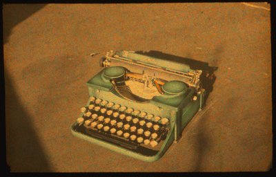 Barevná fotografie zátiší psacího stroje pořízená přístrojem Autochrome Lumiére a 35mm... od Luis Marden