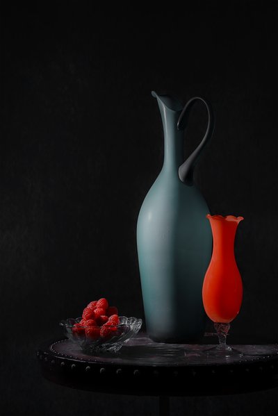 Elegantní vázy a maliny od Lydia Jacobs