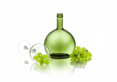 Zelená láhev, víno a hrozny od Lydia Jacobs