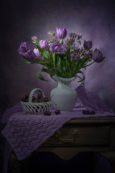 Fialové tulipány a třešně od Lydia Jacobs