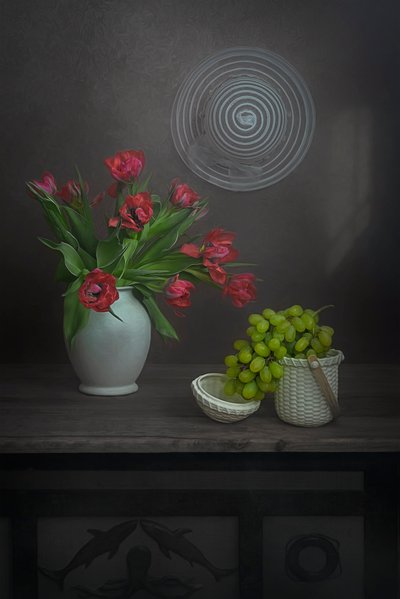 Červené tulipány, zelené hrozny od Lydia Jacobs