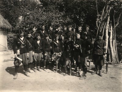 Album "MVSN- Blackshirts": Skupina domobrany s modelem dýky 20 let (černobílá fotografie) od M. Borchi