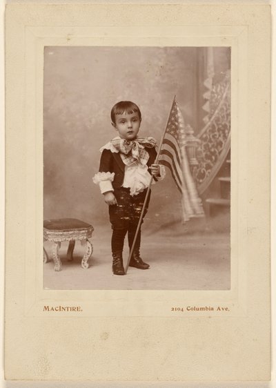 [Malý chlapec stojí a drží americkou vlajku] od MacIntire