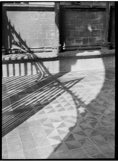 Detail stínů vrhaných na dlažbu u vchodu do katedrálního kostela od Margaret Florence Harker