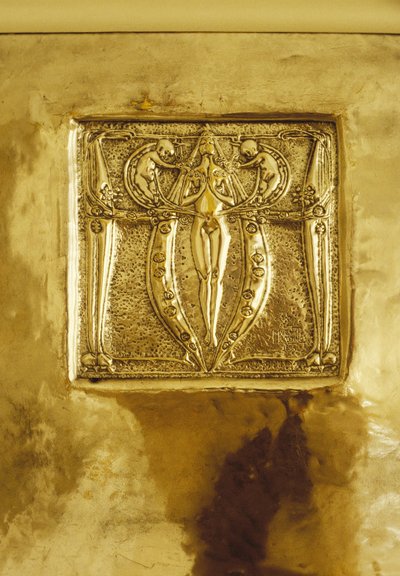 Nábytek navržený pro č. 120 Mains Street, Glasgow, kovová deska Repousse původně nad krbem, cca 1900 (kov) od Margaret Macdonald