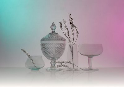 Elegantní zátiší se skleněnými předměty od Margareth Perfoncio