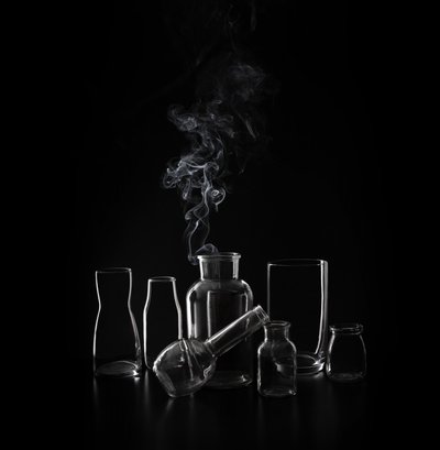 Skleněné nádobí „Rising Smoke“ od Margareth Perfoncio