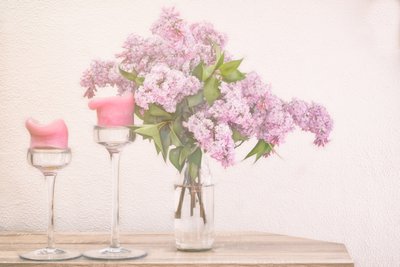 Svíčky v barvách šeříku a růžové od Marie-anne Stas