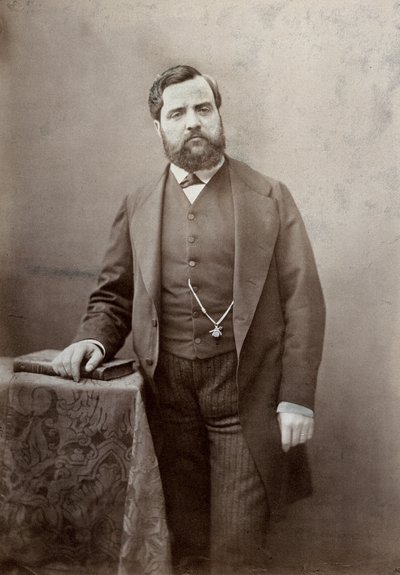 Tříčtvrteční portrét malíře Thomase Couturea s knírkem a hustým plnovousem (černobílá fotografie) od Marie Alexandre Alophe