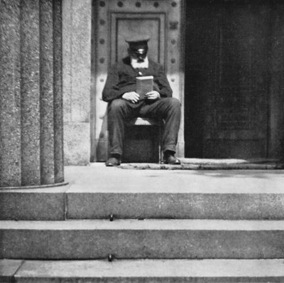 Berlín: Vrátný; Porter (černobílá fotografie) od Mario Bucovich