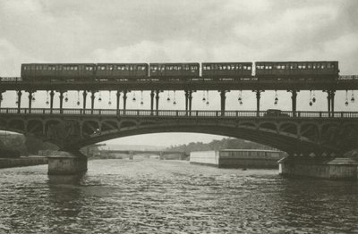 Paříž: Pont de Passy (černobílá fotografie) od Mario Bucovich