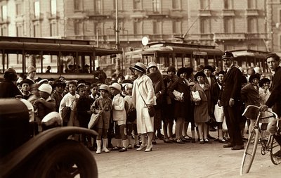 Skupina studentů během exkurze. Na fotografii jsou děti, jejich učitelé a další chodci na městské ulici (černobílá fotografie) od Mario Castagneri