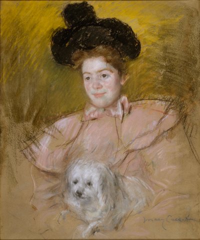 Žena v malinovém kostýmu držící psa od Mary Cassatt