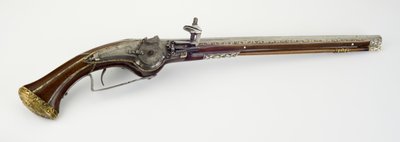 Jedna z páru pistolí s pouzdrem na kolo, cca 1650 (ocel, hadí dřevo, kost nebo rohovina, zlacená mosaz a železo) od Master H. W.
