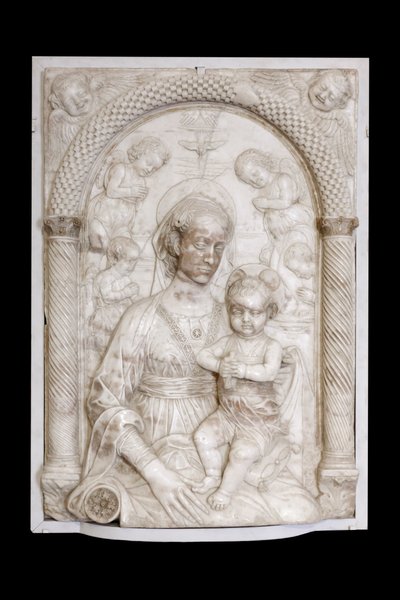 Madona s dítětem a anděly, asi 1460 (mramor) od Master of the Marble Madonnas