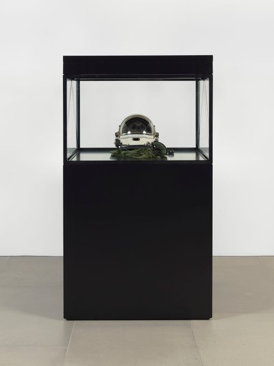 Alpha Omega, 2016 (sklo, LCD displej, přehrávač médií, replika lebky, vesmírná helma, dřevo) od Mat Collishaw