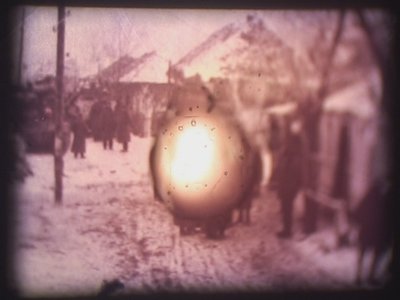 Barbarossa, 2002 (videoprojektor a simulovaný diaprojektor) od Mat Collishaw