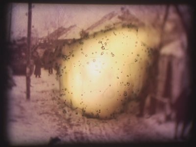 Barbarossa, 2002 (videoprojektor a simulovaný diaprojektor) od Mat Collishaw