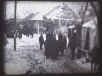 Barbarossa, 2002 (videoprojektor a simulovaný diaprojektor) od Mat Collishaw
