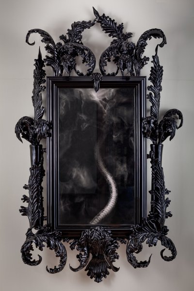 East of Eden, 2013 (černé muránské sklo, zrcadlo pro sledování, ocel, dřevo, lak, LCD obrazovka a pevný disk) od Mat Collishaw