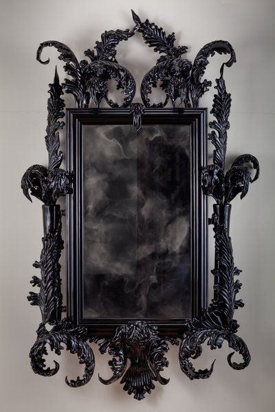 East of Eden, 2013 (černé muránské sklo, zrcadlo pro sledování, ocel, dřevo, lak, LCD obrazovka a pevný disk) od Mat Collishaw