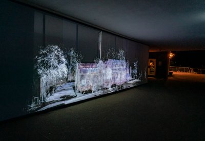 Echolokace, 2021 (tříkanálová videoprojekce na polypropylenové síti) od Mat Collishaw