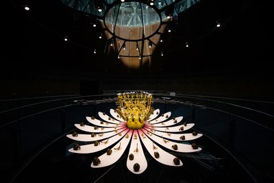 Equinox, 2021 (akryl, elektrické obvody, hydraulika, lak, motor, barva, recyklovaná pryskyřice, ocel) od Mat Collishaw