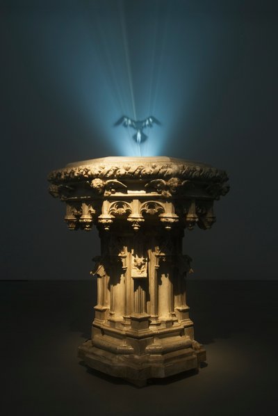 Ganymedes, 2007 (ocel, pryskyřice, kouřový stroj, tekutina, odsávací ventilátor, videoprojektor a DVD přehrávač) od Mat Collishaw