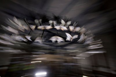 Kouzelná lucerna, 2010 (ocelový rám, perforovaný hliníkový plech, expandovaná pryskyřice, LED světla, motor) od Mat Collishaw