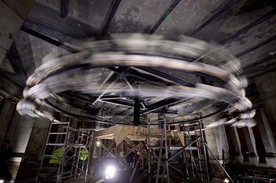 Kouzelná lucerna, 2010 (ocelový rám, perforovaný hliníkový plech, expandovaná pryskyřice, LED světla, motor) od Mat Collishaw